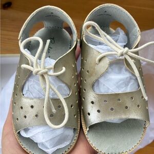NWT Rylee + Cru Gold Kids Sandals in Champagne Metallic size 6